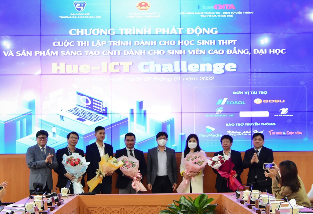 Ông Nguyễn Thanh Bình - Phó Chủ tịch UBND tỉnh tặng hoa cho các doanh nghiệp tham gia tài trợ Cuộc thi
