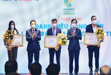 TS Hồ Thắng, Giám đốc Sở KH&CN (giữa) đón nhận danh hiệu của tỉnh