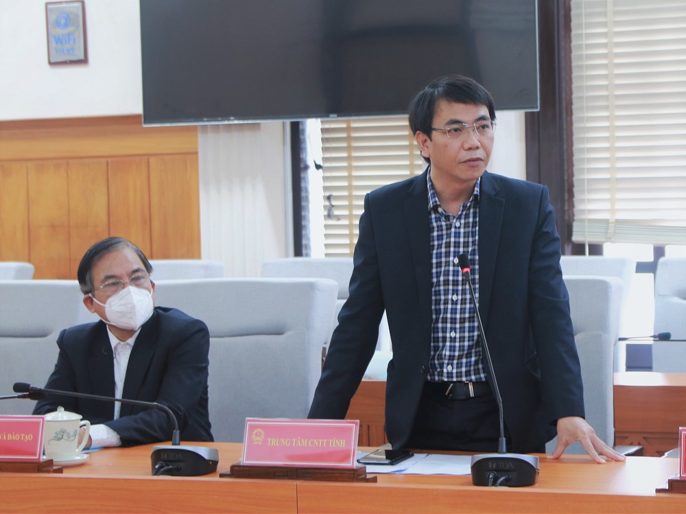 Ông Lê Vĩnh Chiến - Phó Giám đốc Trung tâm CNTT tỉnh trả lời thắc mắc về Cuộc thi tại Chương trình