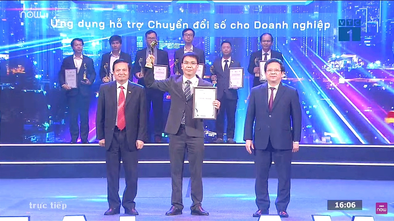 Ông Lê Vĩnh Chiến, Phó Giám đốc HueCIT đại diện đơn vị lên nhận giải tại chương trình