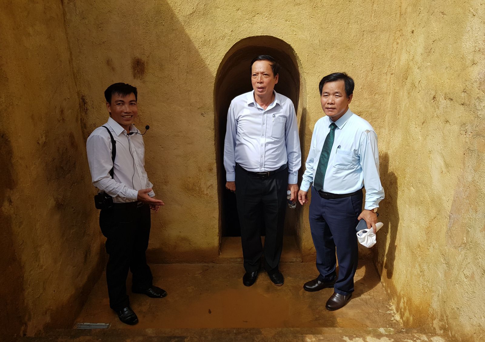 Chủ tịch UBND tỉnh Nguyễn Văn Phương (phải) cùng các đại biểu tham quan một cửa hầm 