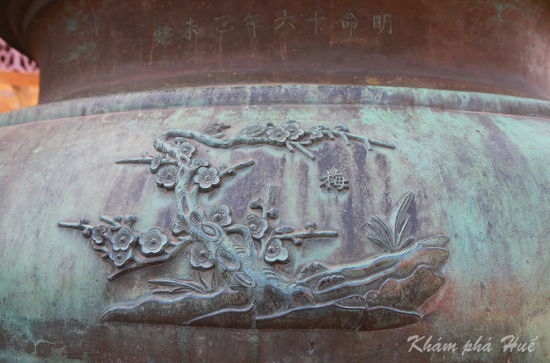 Hoa mai được đúc nổi trên Cửu đỉnh ở Thế Tổ Miếu