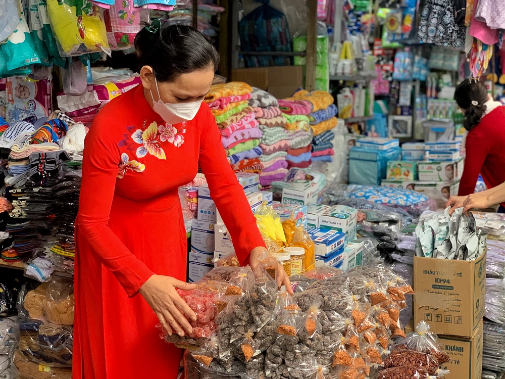 Hình ảnh các tiểu thương mặc áo dài truyền thống bán hàng tại chợ Đông Ba (Ảnh: Lê Kông)