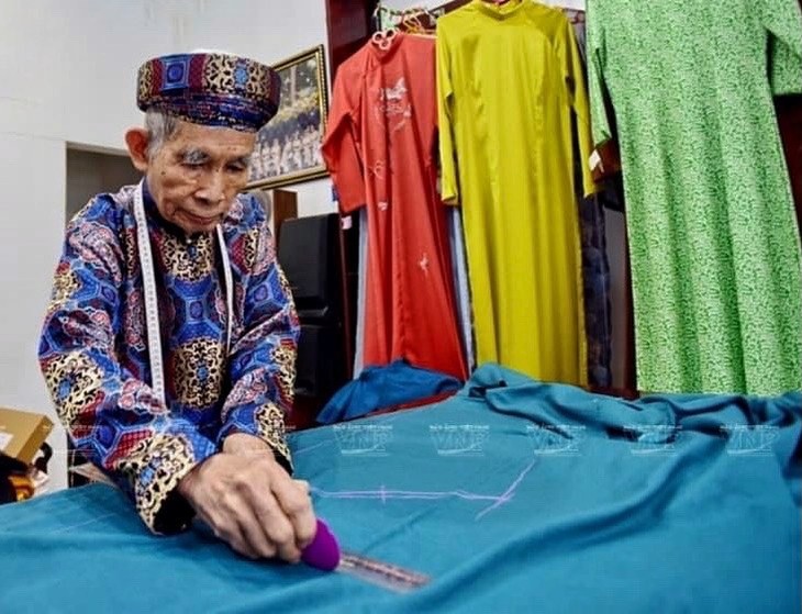 Ông Nguyễn Văn Song có thâm niên gần 70 năm may áo dài. Ảnh: nhân vật cung cấp.