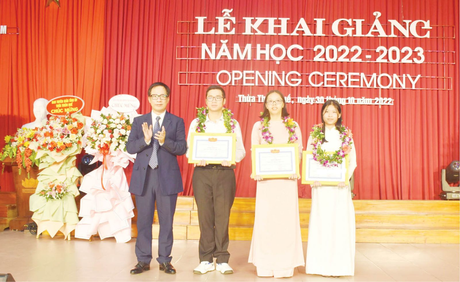 Lãnh đạo Trường ĐH Sư phạm trao tặng khen thưởng có 3 tân thủ khoa trường (từ trái sang phải: Nguyễn Anh Tuấn, Nguyễn Bình An, Bùi Thị Hoài Nhi)
