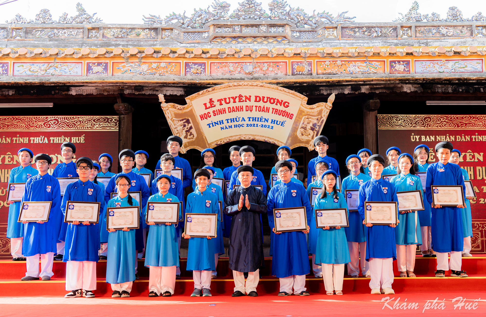 Áo dài ngũ thân được lựa chọn để mặc tại Lễ tuyên dương học sinh danh dự toàn trường tỉnh Thừa Thiên Huế, tổ chức trọng thể tại Quốc Tử Giám - Huế