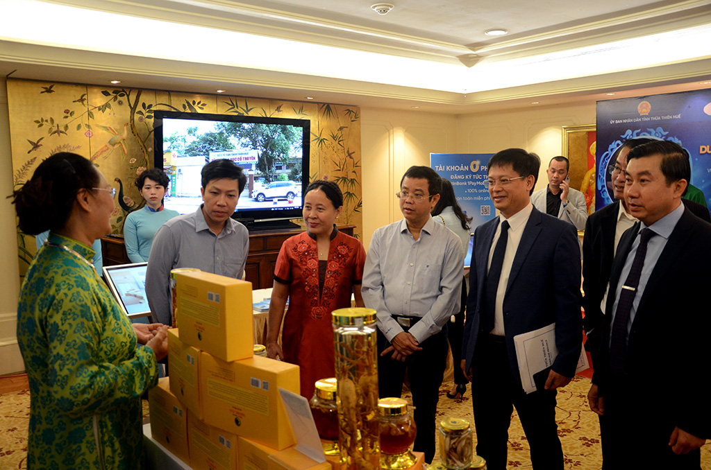   Phó Chủ tịch Thường trực UBND tỉnh Nguyễn Thanh Bình (thứ hai bên phải) tham quan trưng bày 