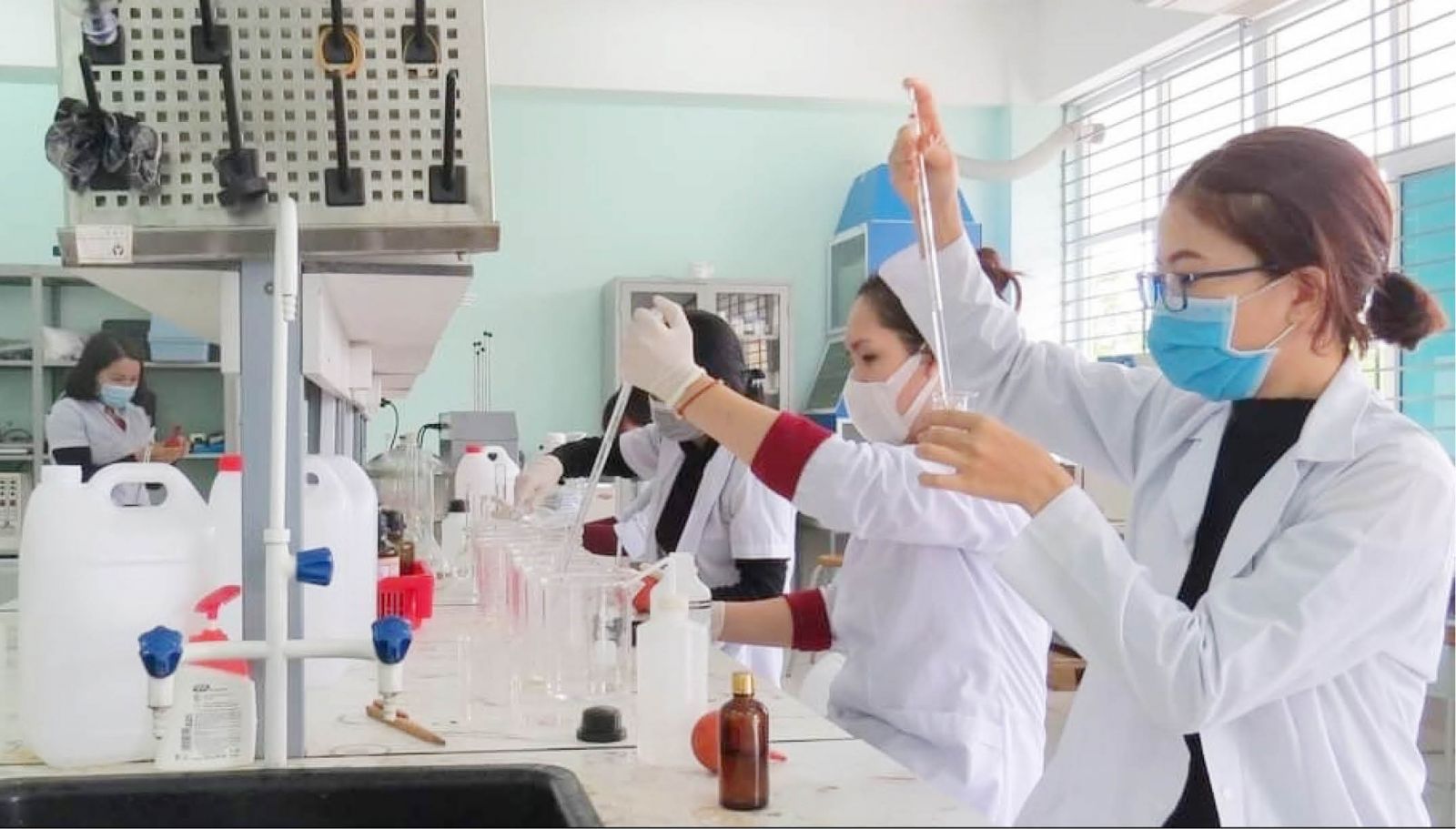 Người học làm nghiên cứu trong phòng thí nghiệm Phân hiệu đại học Huế tại Quảng Trị