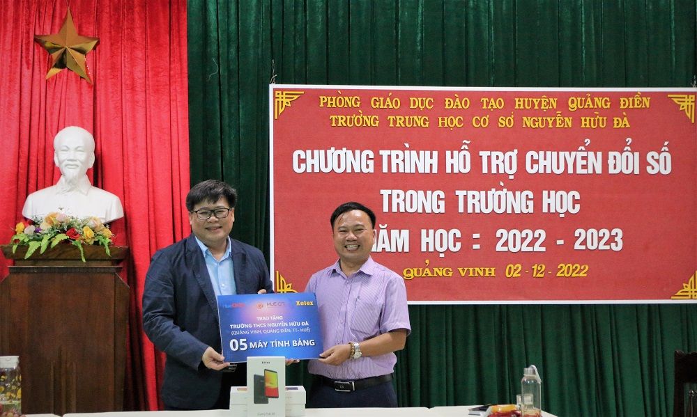 Trao tặng máy tính bảng hỗ trợ công tác dạy và học tại Trường THCS Nguyễn Hữu Đà (Quảng Điền, TT-Huế)