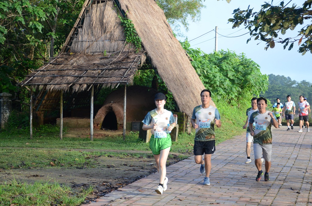   Cung đường chạy của các vận động viên xanh mát, lần lượt qua những điểm du lịch đặc trưng của làng cổ Phước Tích