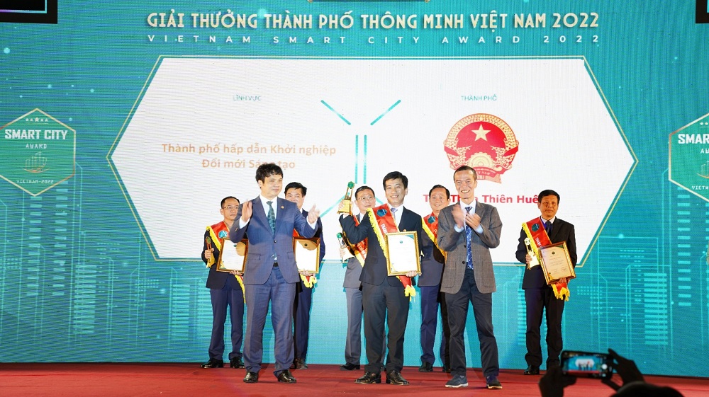 Ban tổ chức trao giải cho Thành phố thông minh cho tỉnh Thừa Thiên Huế thuộc lĩnh vực: Thành phố hấp dẫn, khởi nghiệp đổi mới sáng tạo