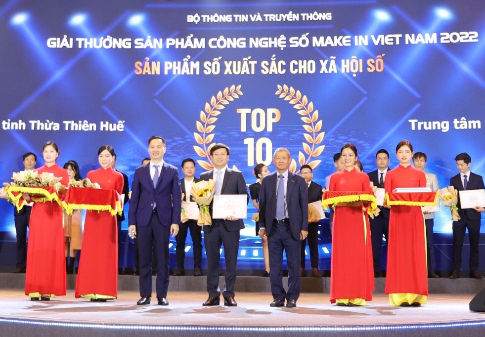 Ông Bùi Hoàng Minh, Giám đốc Trung tâm Giám sát, điều hành đô thị thông minh tỉnh Thừa Thiên Huế nhận giải. Ảnh: DƯƠNG SỸ 
