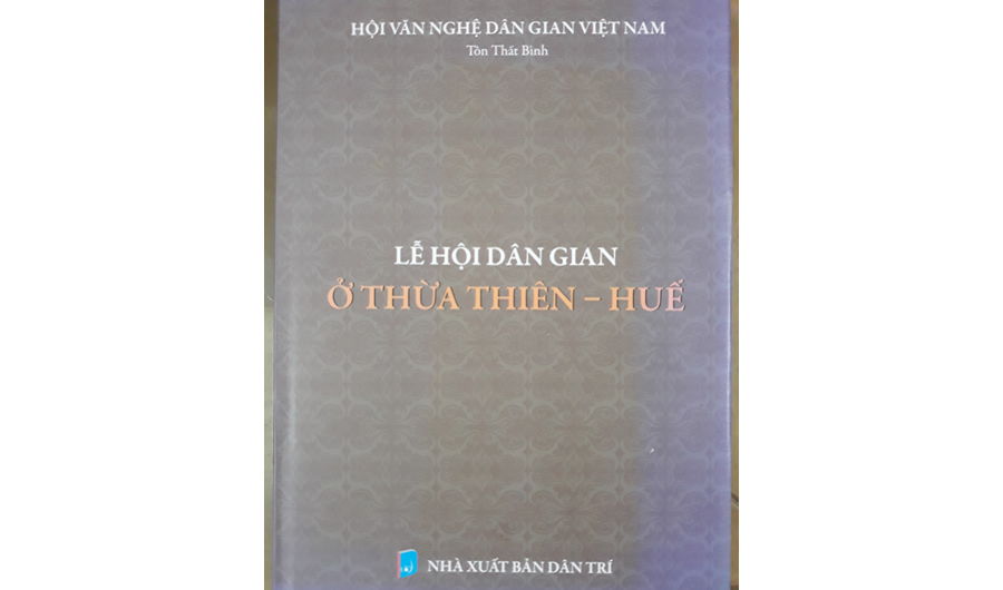 Ảnh bìa sách "Lễ hội dân gian ở Thừa Thiên - Huế". 