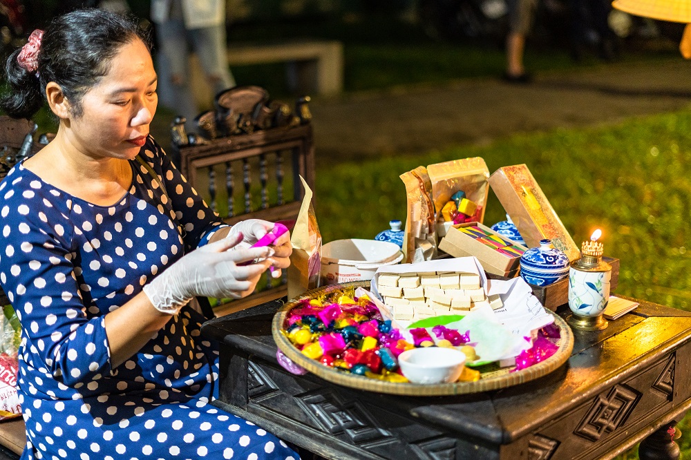 Thao diễn các món ăn đặc trưng xứ Huế tại Ngày hội