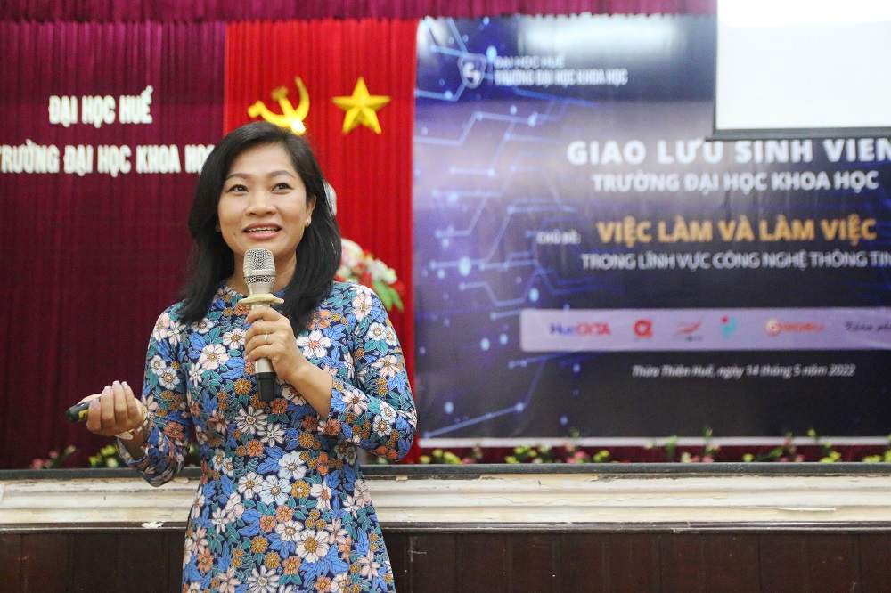 Bà Đinh Thị Tuyết Trinh, Giám đốc nguồn lực Công ty Alta Media chia sẻ thông tin tại chương trình