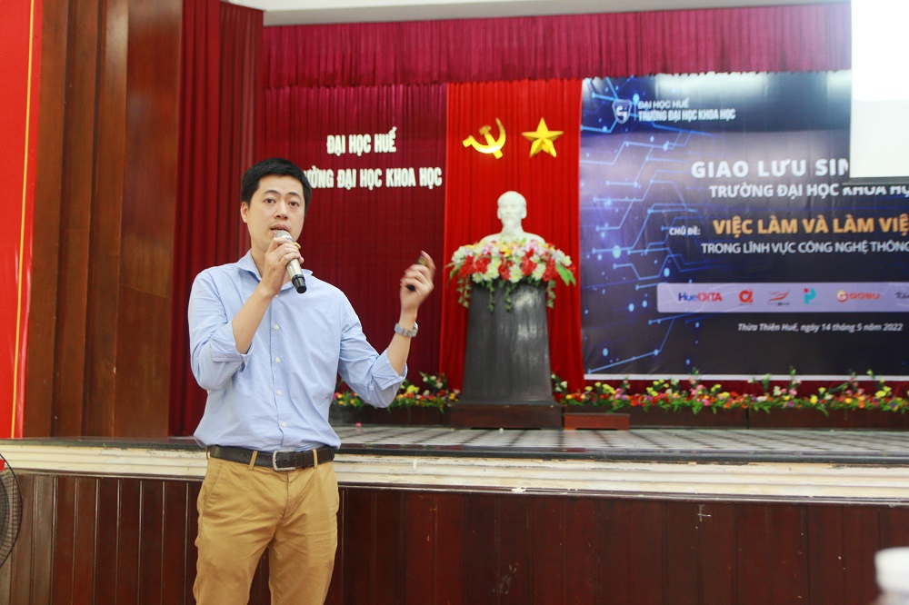 Ông Trương Văn Trường, CEO Công ty TNHH Kỹ thuật PI Software chia sẻ thông tin với sinh viên Trường ĐH Khoa học Huế