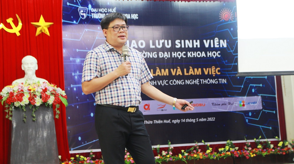 Ông Hoàng Bảo Hùng, Giám đốc Trung tâm CNTT tỉnh chia sẻ thông tin và nhu cầu tuyển dụng tại HueCIT