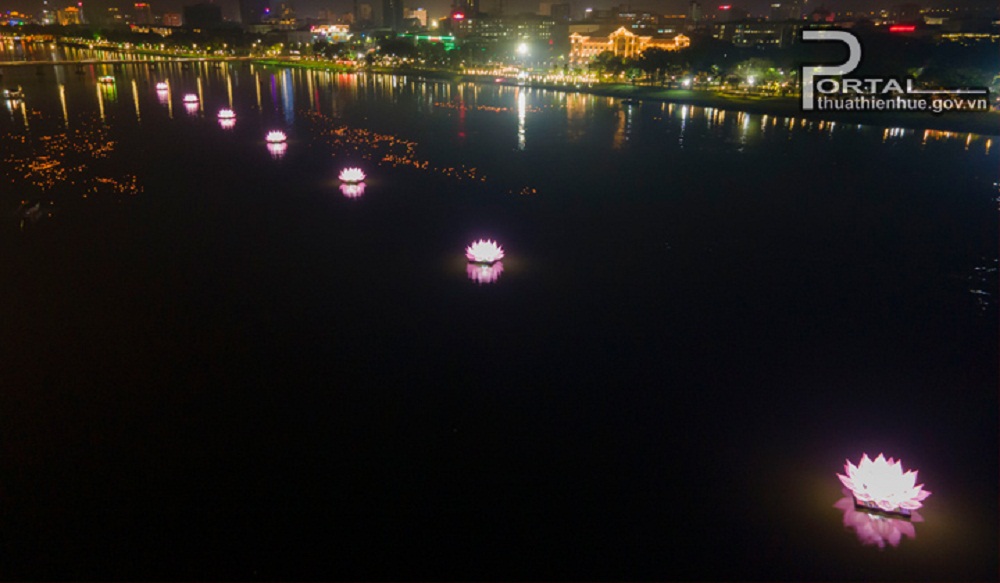 Bảy đóa sen được thắp sáng trên sông Hương
