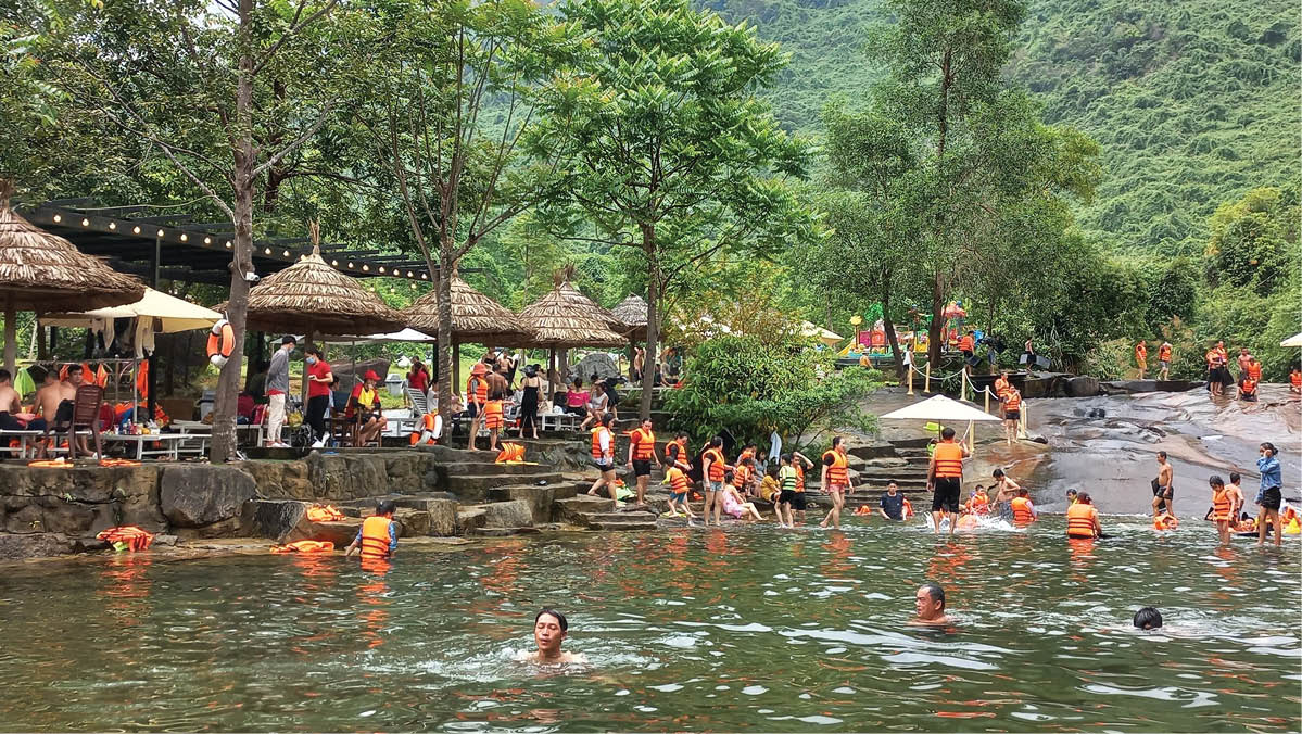 Tắm suối ở Bạch Mã Village