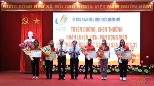 Lãnh đạo tỉnh Thừa Thiên Huế tặng hoa và bằng khen cho các VĐV