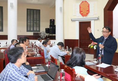PGS.TS. Nguyễn Quang Linh, Giám đốc ĐH Huế trao đổi tại toạ đàm