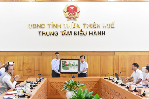 Giáo sư – TSKH Phùng Hồ Hải (trái) tặng quà lưu niệm cho Chủ tịch UBND tỉnh 