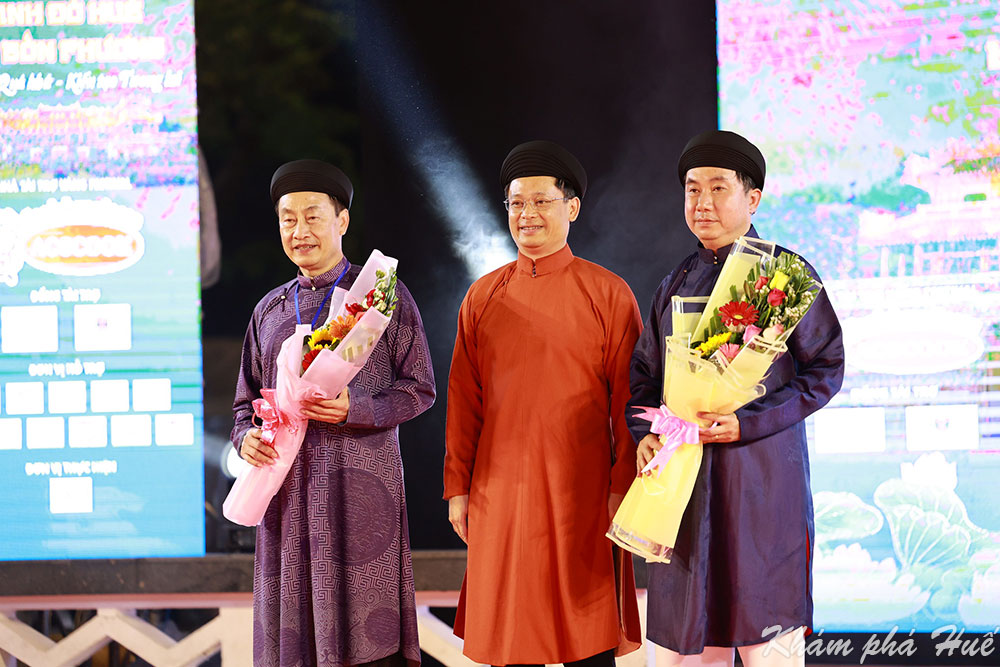 Ông Nguyễn Thanh Bình - Phó Chủ tịch UBND tỉnh Thừa Thiên Huế tặng hoa cho đơn vị tổ chức và phối hợp tổ chức Lễ hội. Ảnh: Đức Quang