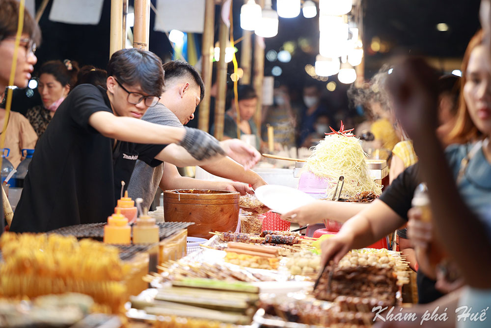 Đông đảo nhân dân và du khách tham quan, trải nghiệm tại Lễ hội ẩm thực Huế. Ảnh: Đức Quang