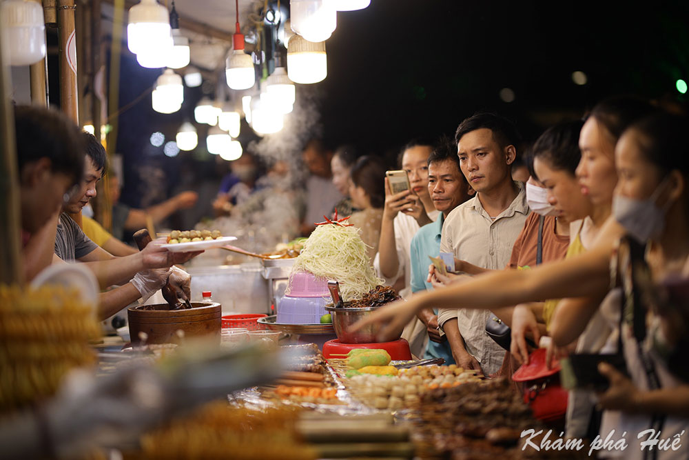 Đông đảo nhân dân và du khách tham quan, trải nghiệm lễ hội ẩm thực tại Huế. Ảnh: Đức Quang