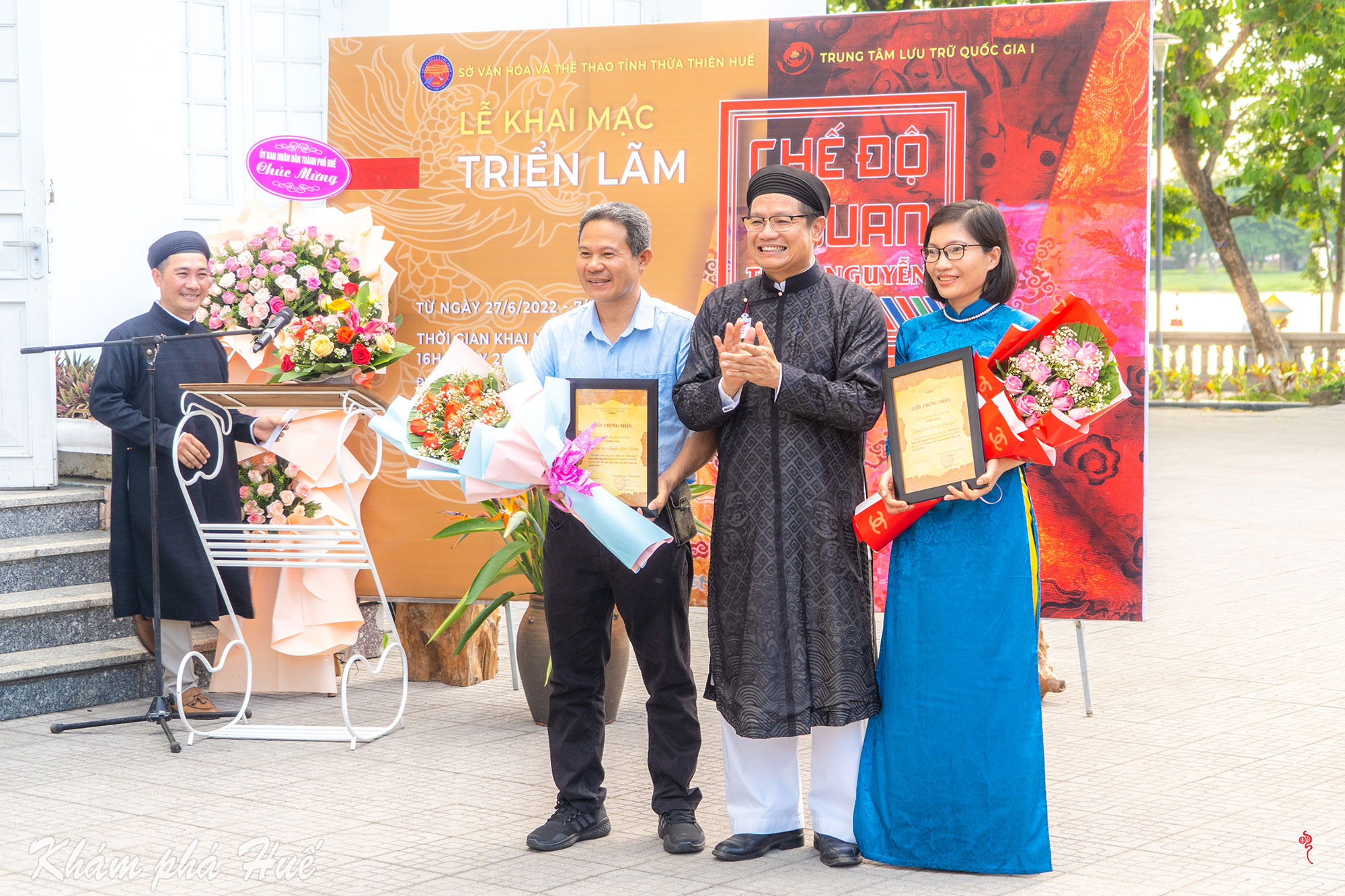 Sở VHTT Thừa Thiên Huế tặng hoa cho các đơn vị, cá nhân phối hợp tổ chức triển lãm