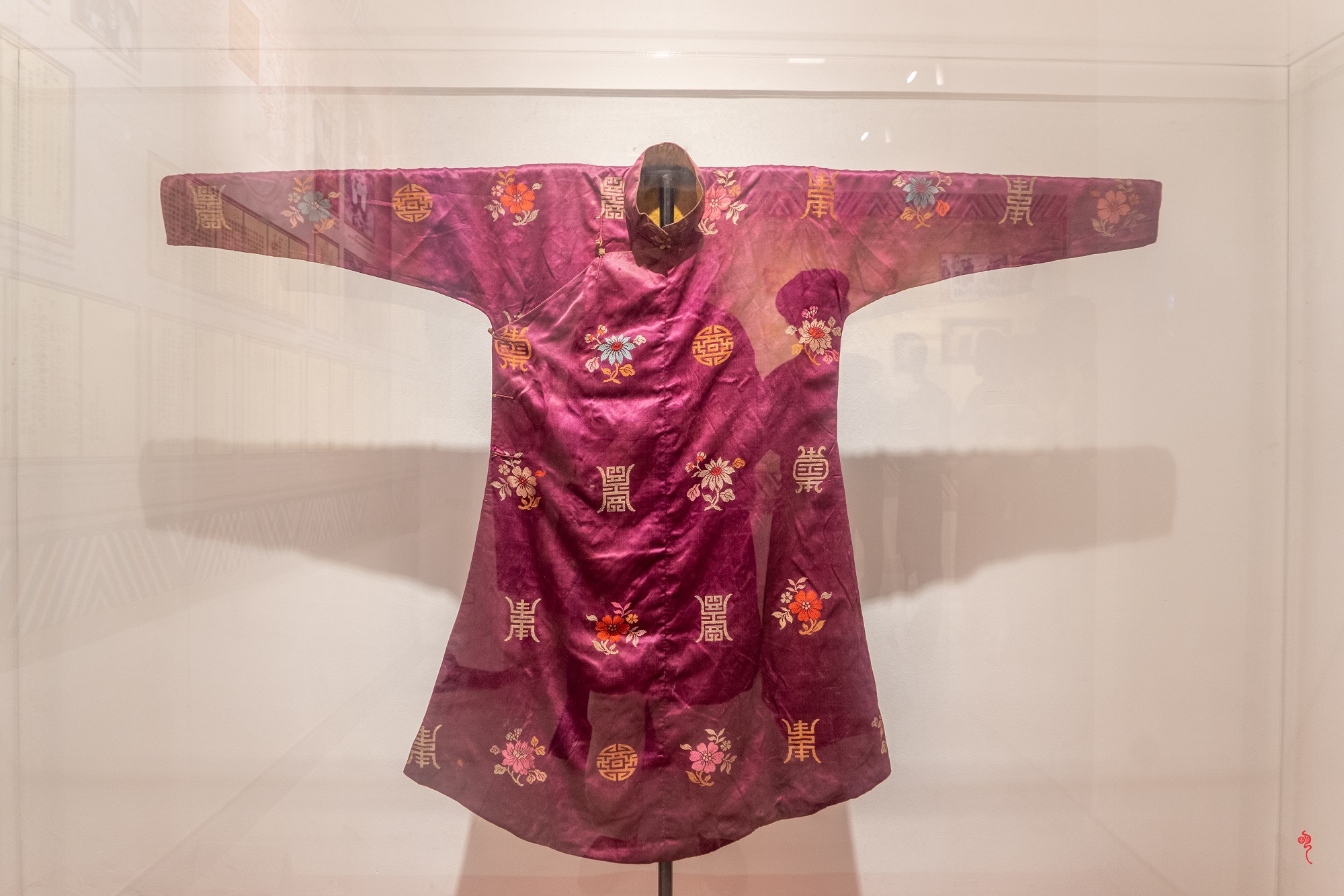 Những chiếc áo dài triều Nguyễn được lưu giữ gần như nguyên vẹn