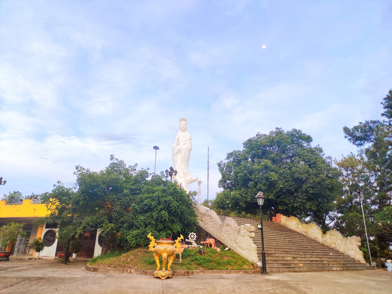 Tượng Phật Đứng - Huế