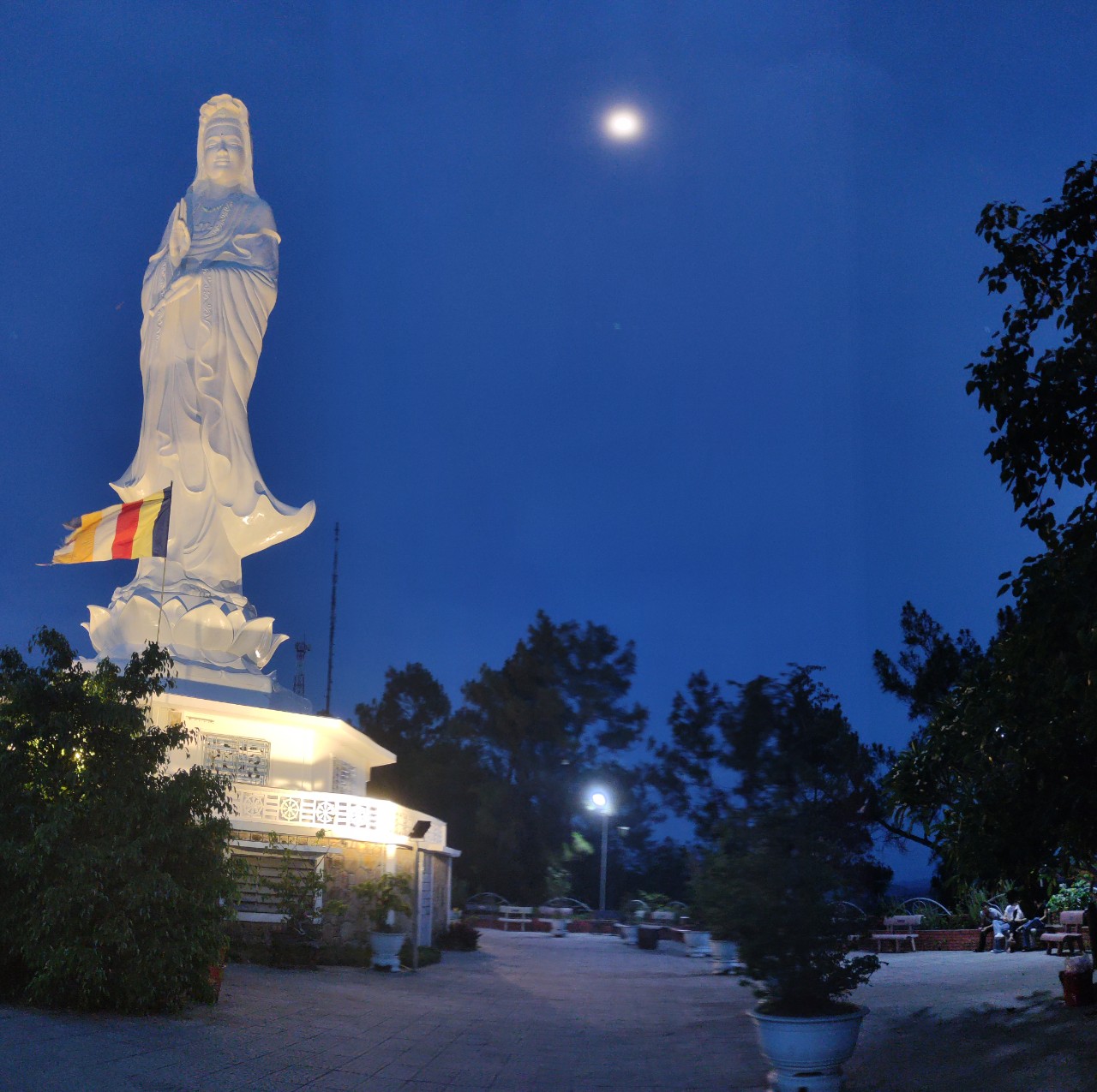 Tượng Phật Đứng - Huế