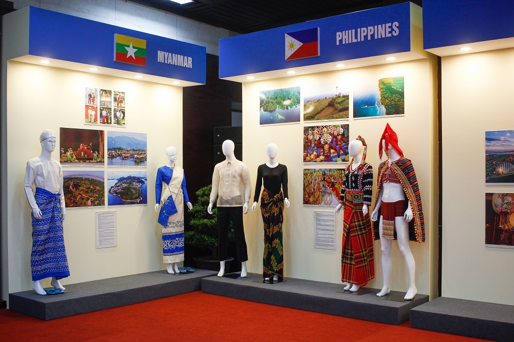 Triển lãm “Trang phục truyền thống các nước ASEAN”