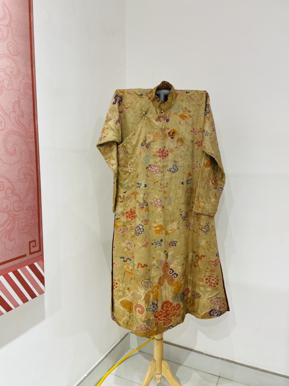 Những chiếc áo dài triều Nguyễn được lưu giữ gần như nguyên vẹn