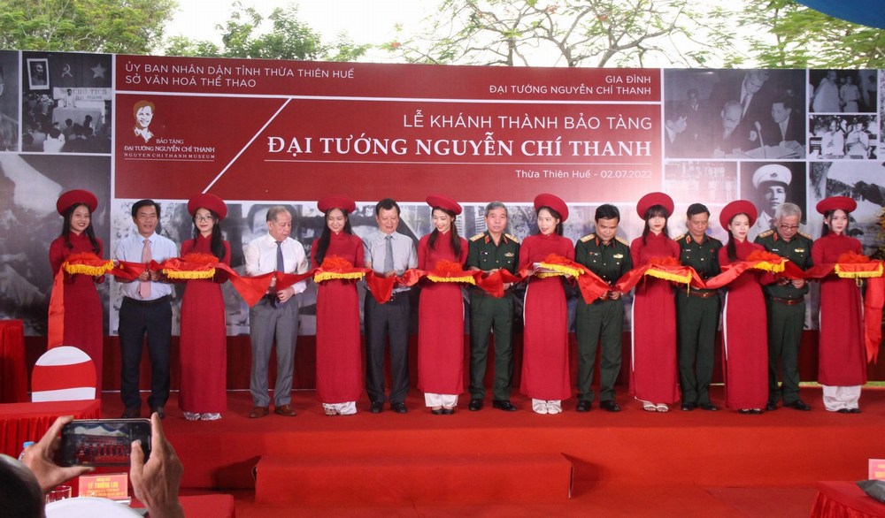 Các đại biểu cắt băng khánh thành Bảo tàng Đại tướng Nguyễn Chí Thanh