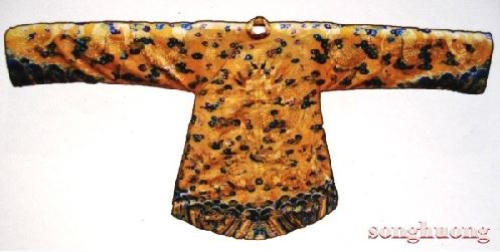 Rồng 5 móng trên áo hoàng bào (Hiện vật gốc Bảo tàng Lịch sử Thành phố Hồ Chí Minh)