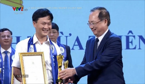 Giám đốc Sở thông tin và Truyền thông tỉnh Thừa Thiên Huế đại diện lên nhận giải.