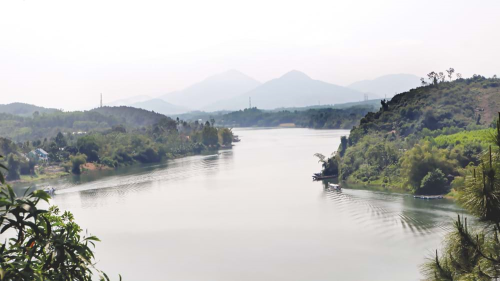 Một khúc sông Hương nhìn từ đồi Vọng Cảnh.