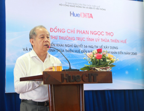 Ông Phan Ngọc Thọ - Phó Bí thư Thường trực Tỉnh ủy trình bày báo cáo tại chương trình