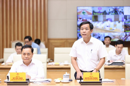 Chủ tịch UBND tỉnh Nguyễn Văn Phương phát biểu tại phiên họp