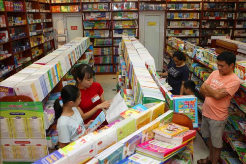 Phụ huynh và học sinh tìm mua sách tại cửa hàng. Ảnh minh họa: Thanh Tùng/TTXVN