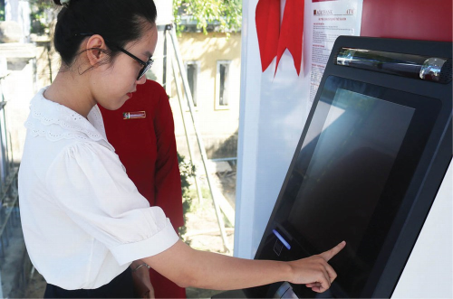 Các máy CDM giúp người dân nộp, chuyển khoản tiền một cách dễ dàng qua ATM