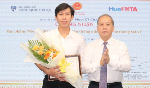 Ông Phan Ngọc Thọ, Phó Bí thư Thường trực Tỉnh ủy (bên phải) trao giải Nhất 