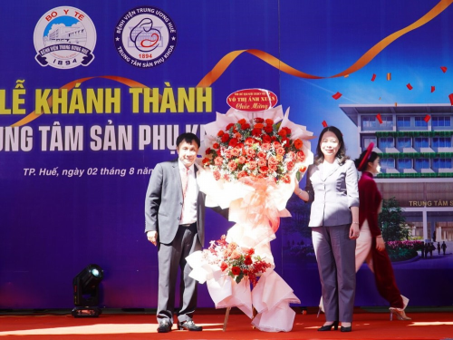 Phó Chủ tịch nước Võ Thị Ánh Xuân tặng hoa chúc mừng