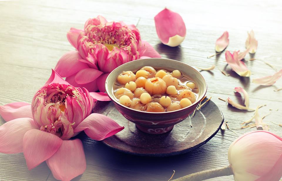 Che nhan boc hat sen (Lotus seed wrapped in logan sweet soup)