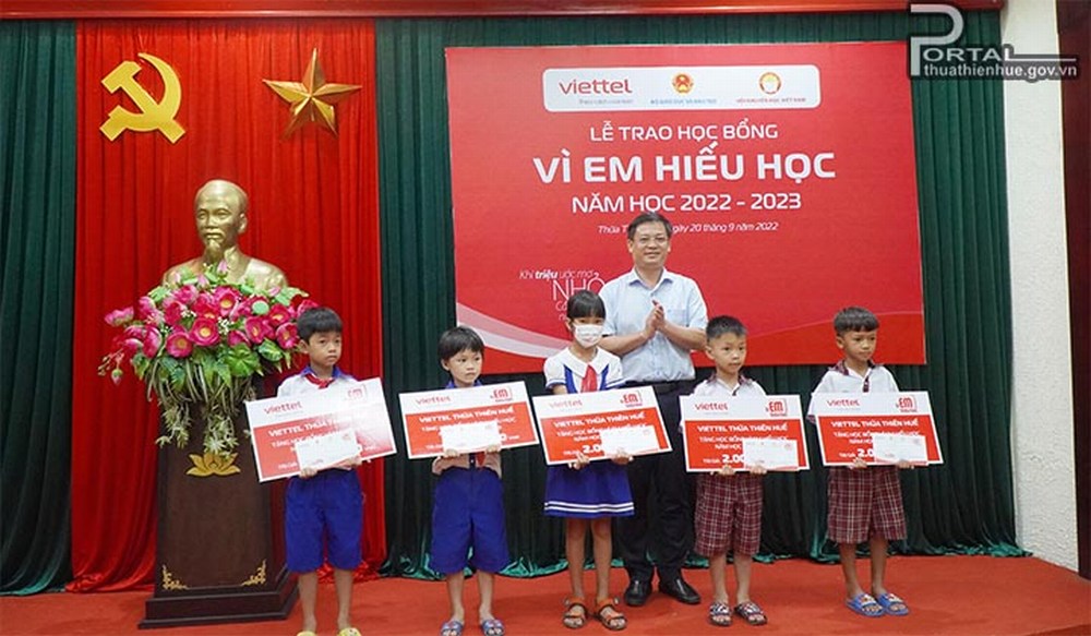 UVTV Tỉnh ủy, Phó Chủ tịch Thường trực UBND tỉnh Nguyễn Thanh Bình trao học bổng cho các em học sinh