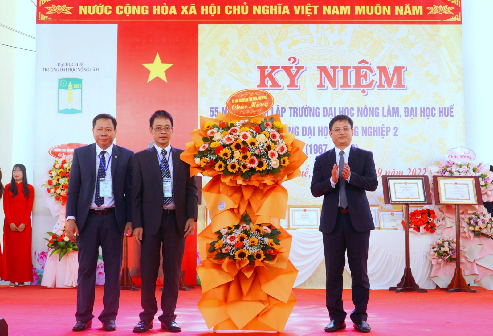 Phó Chủ tịch UBND tỉnh - ông Nguyễn Thanh Bình tặng hoa chúc mừng nhà trường