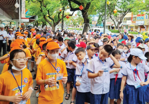 Học sinh Trường tiểu học Trần Quốc Toản tham quan chợ Đông Ba