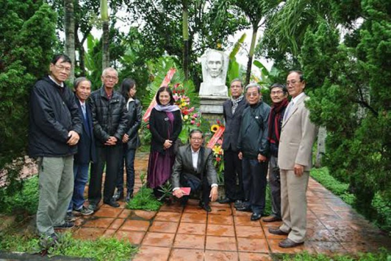 Các nghệ sĩ chụp hình lưu niệm tại tượng danh nhân Đặng Huy Trứ (Huế)